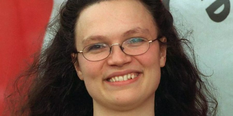 Lachend steht die damalige Juso-Bundesvorsitzende Andrea Nahles 1997 vor einem Plakat der Jungsozialisten. Foto: Andreas Altwein