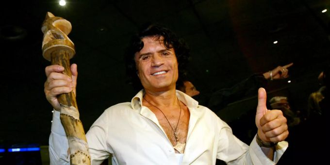 Costa Cordalis posiert nach seiner Ankunft aus Australien am Frankfurter Flughafen für die Fotografen. Der 59 Jahre alte Schlagersänger war von den Zuschauern der RTL-Show «Ich bin ein Star - Holt mich hier raus» zum «König des Dschungels» gewählt worden. Schlagersänger Costa Cordalis