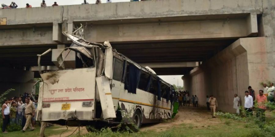 Das Buswrack neben der Autobahnbrücke