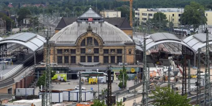 Der Hauptbahnhof in Halle an der Saale Der Hauptbahnhof in Halle an der Saale
