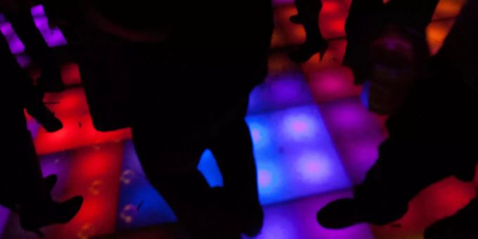 Menschen tanzen in einem Nachtclub. (Symbolbild) Zürich