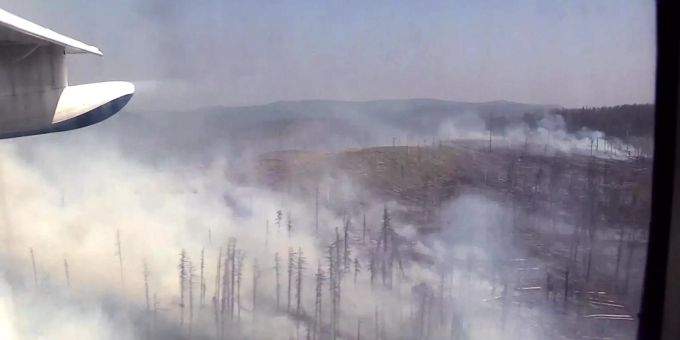 Blick aus einem Flugzeug auf brennende Flächen in der Reghion Krasnojarsk. Sibirien