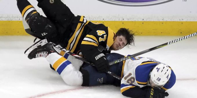 Torey Krug (l) von den Boston Bruins nach seinem Monster-Check gegen Robert Thomas (r). Boston