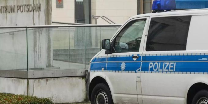 Polizeiwagen in Potsdam. Einem 58-Jährigen wird vorgeworfen, eine sechsjähriges Mädchen entführt und sexuell missbraucht zu haben. Foto: Julian Stähle/Archiv Polizeiwagen in Potsdam. Einem 58-Jährigen wird vorgeworfen, eine sechsjähriges Mädchen entführt und sexuell missbraucht zu haben. Foto: Julian Stähle/Archiv