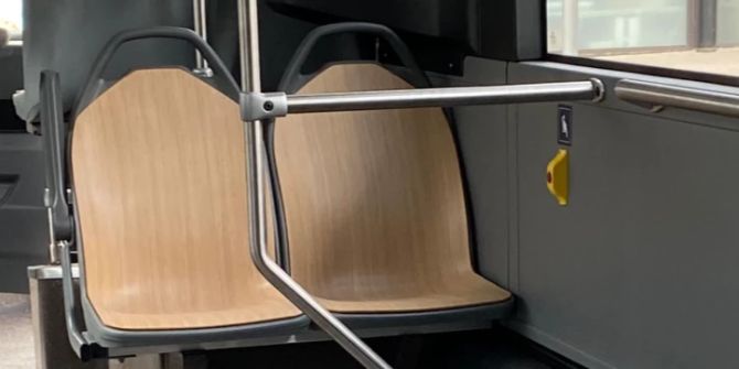 Holzsitze mit Eisenstange