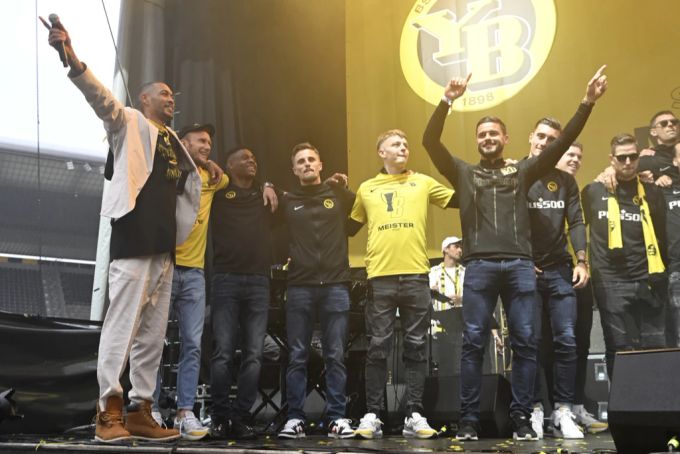 Guillaume Hoarau besuchte YB kürzlich an der Meisterfeier und trat dabei als Sänger auf. YB