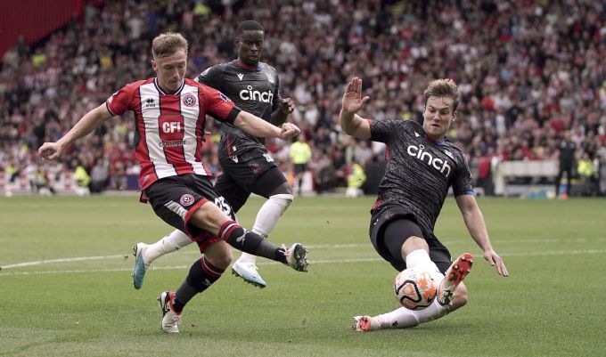 Sheffields Ben Osborn (l.) beim Saisonauftakt der Premier League. Britain Soccer Premier League