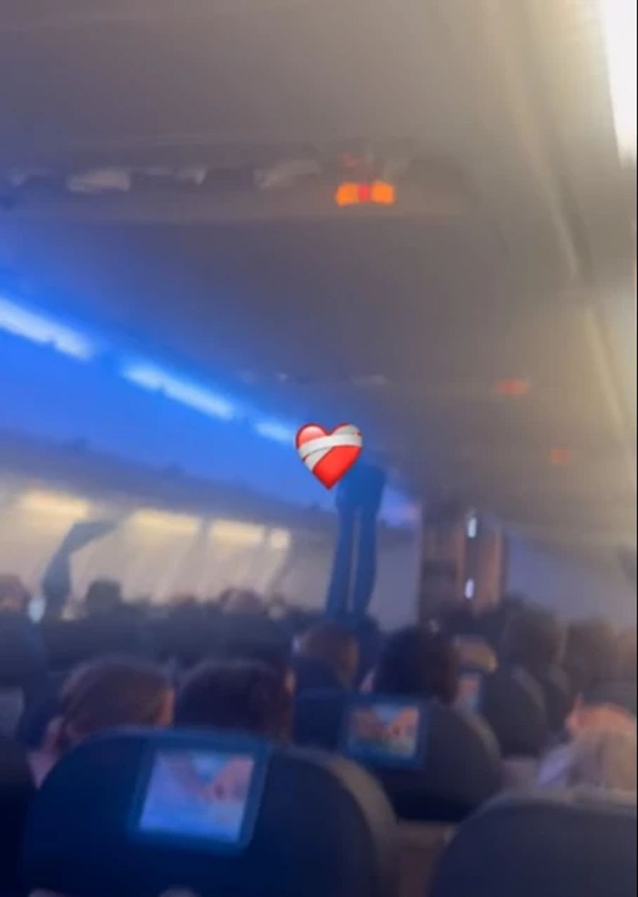 Aufnahmen aus einem Passagierflugzeug zeigten starke Turbulenzen.