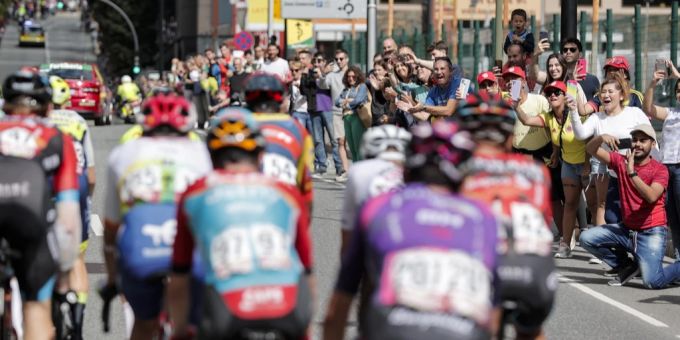 Eine Gruppe von Radfahrern in der dritten Etappe der Vuelta a España von Suria nach Arinsal (Andorra). Vuelta a España