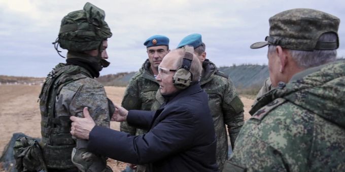 Putin schaut nach dem Rechten, während russische Soldaten für den Ukraine-Krieg üben. Ukraine Krieg Soldaten