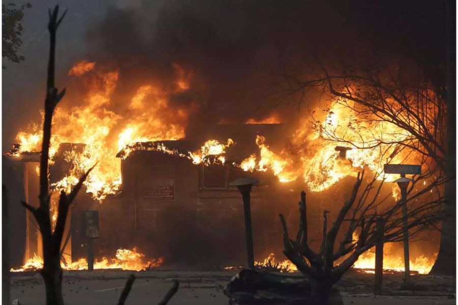 Das Feuer zerstört ein Haus.