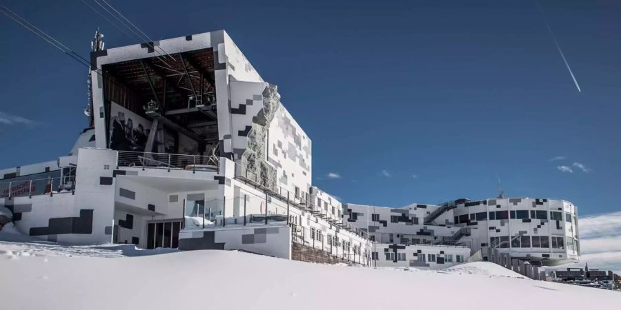 Um die Bergstation noch attraktiver zu gestalten, wurde sogar eine Outdoor Kletterwand gebaut.