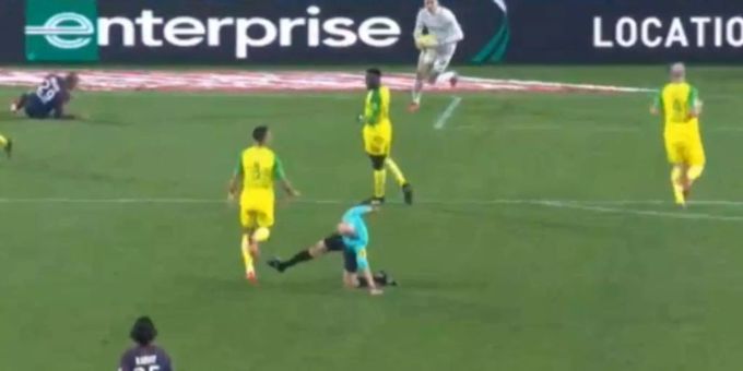Der Schiedsrichter Tony Chapron verliert die Nerven und foult einen Spieler, anschliessend zeigt er ihm die rote Karte. Der Schiedsrichter Tony Chapron verliert die Nerven und foult einen Spieler, anschliessend zeigt er ihm die rote Karte.