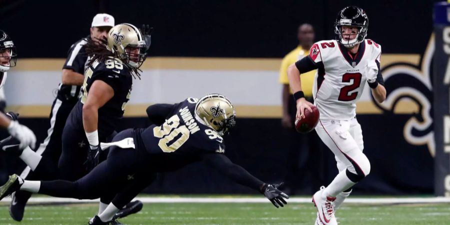 Noch vor zwei Wochen setzten sich die Atlanta Falcons gegen die Saints durch. Dieses Mal hat der Vorjahresfinalist nicht den Hauch einer Chance. Zwei Mal scheitern sie ganz kurz an der gegnerischen Endzone. Das Team kann sich noch immer aus eigener Kraft für die Playoffs qualifizieren. Gegen die Panthers benötigen sie am letzten Spieltag jedoch deutlich mehr Durchschlagskraft, um den nötigen Sieg einzufahren.