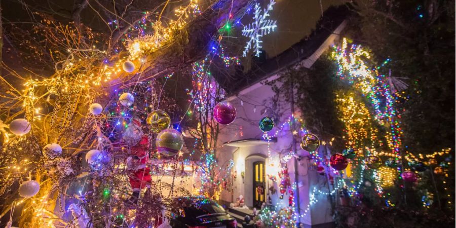 Statt der Weihnachtsbeleuchtung war ein Fehler des Stromanbieters für die hohe Rechnung verantwortlich.