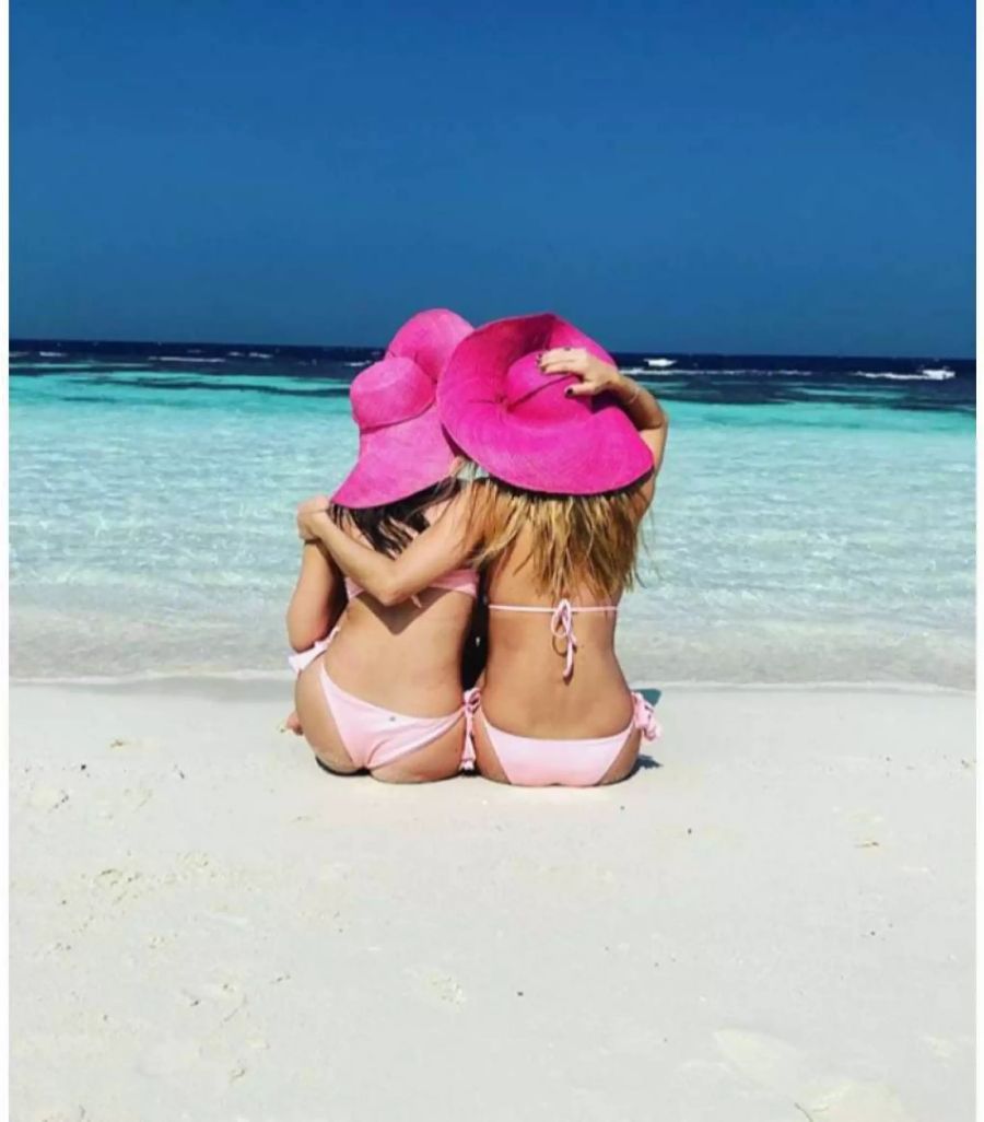 Gut behütet: «Pink Ladies», schreibt Michelle Hunziker zum Schnappschuss mit Tochter Aurora am Strand. Die zwei Schönen geniessen die Feiertage auf den Malediven.