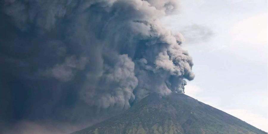 Bereits seit zwei Tagen stösst der Vulkan Gunung Agun eine gigantische Aschewolke aus.