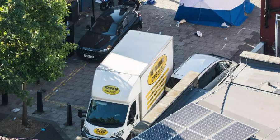 Ein Lieferwagen steht am 19.06.2017 in London, Grossbritannien, im Stadtteil Finsbury Park.