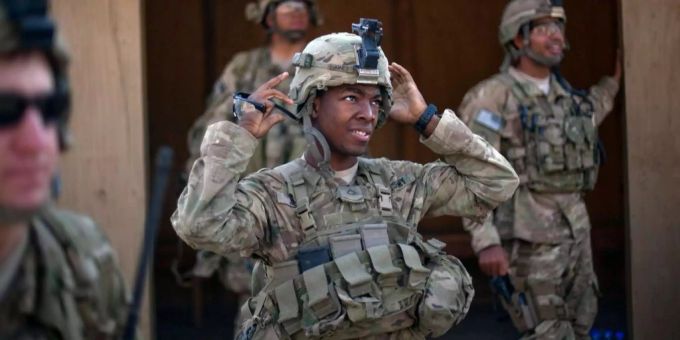 Meta arbeitet an einer KI-Technologie für Soldaten. (US-Soldat, Symbolbild) US-Soldat