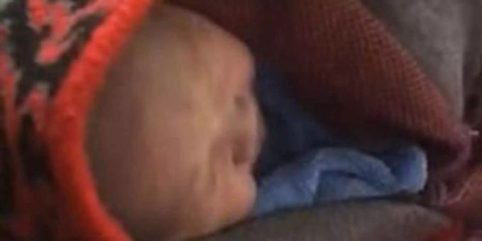 Vater wirft Tochter in den Müll. Vater wirft Tochter in den Müll.