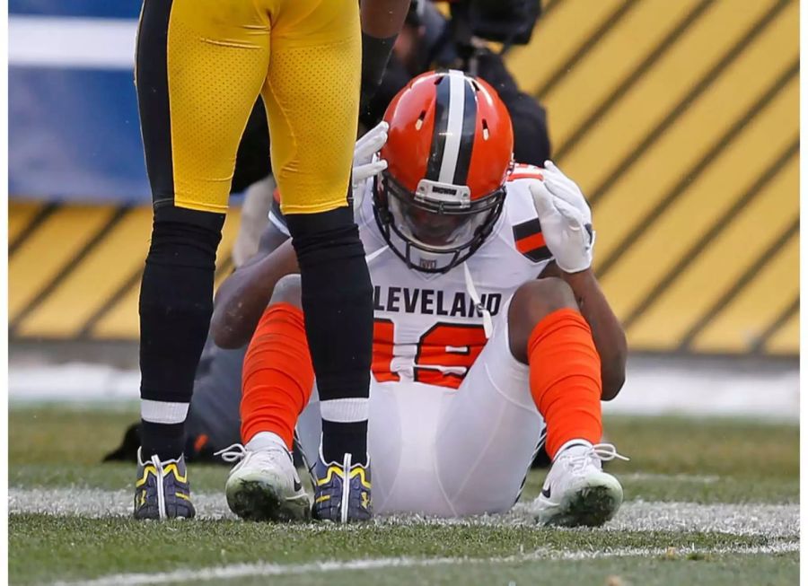 Zweifelhafte «Ehre» für die Browns: Das Team aus Cleveland ist das zweite Team in der Geschichte der NFL, das eine komplette Saison ohne Sieg abschliesst. Die 24:28-Niederlage gegen die Pittsburgh Steelers besiegelte diese tragische Bilanz. Trotzdem: Die Browns scheinen an Coach Hue Jackson festzuhalten – ganz im Gegensatz zu diversen anderen Teams, die ihre Trainer bereits entlassen haben.