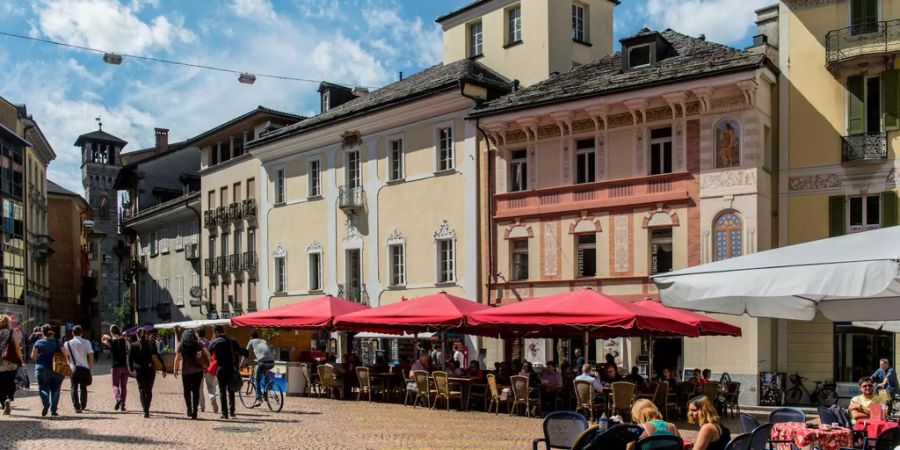 Dolce Vita: Piazza in Bellinzona.