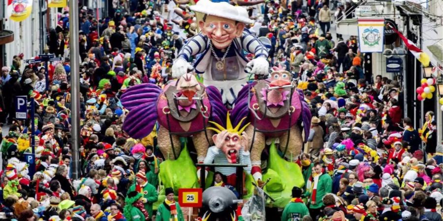 In Köln soll sich der bunte Zug mit rund 100 Wagen und mehr als 10 000 Teilnehmernin Gang setzen.