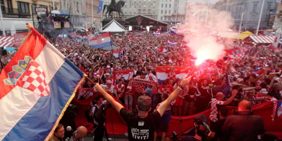 So sah es bereits beim Public Viewing in Zagreb zum Spiel der Kroaten gegen die Engländer am Mittwoch aus. Zum Finale gegen Frankreich werden noch mehr erwartet.