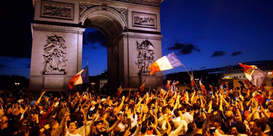 Frankreich steht im WM-Final – für die Fans in Paris gibt es nach dem Schlusspfiff kein Halten mehr.