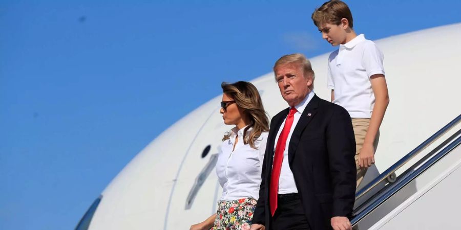 Melania, Barron und Donald Trump verlassen die Air Force One - von wo aus der US-Präsident angeblich ein Gespräch mit einem Comedian geführt haben soll