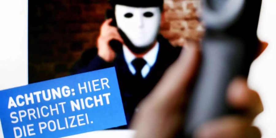 Am Telefon wirken die Betrüger professionell und überzeugend, doch die Polizei würde nie telefonisch um eine Geldüberweisung bitten.