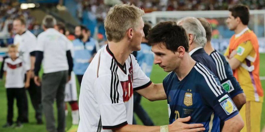 Nach der Final-NIederlage 2014 muss Schweinsteiger (links) den geknickten Messi trösten.