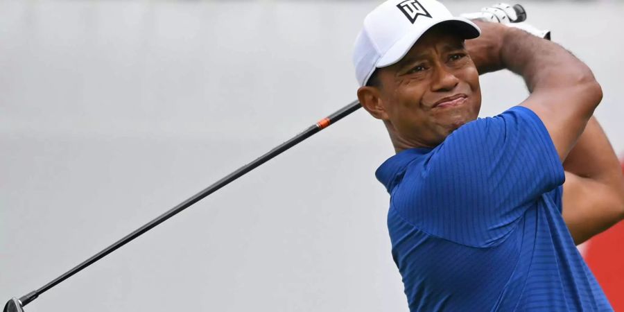 Der Golfer Tiger Woods beim Abschlag.