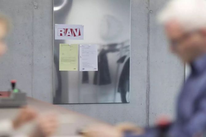 Zwei Menschen in RAV-Büro