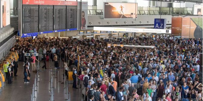 Tausende Passagiere stehen nach dem falschen Sprengstoffalarm dicht gedrängt in Halle A im Terminal 1 des Flughafens Frankfurt. Tausende Passagiere stehen nach dem falschen Sprengstoffalarm dicht gedrängt in Halle A im Terminal 1 des Flughafens Frankfurt.