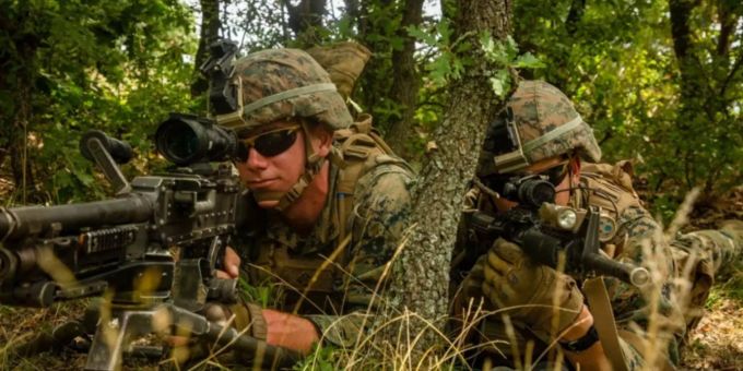 Bulgarische Soldaten im Dickicht. Bulgarische Soldaten im Dickicht.