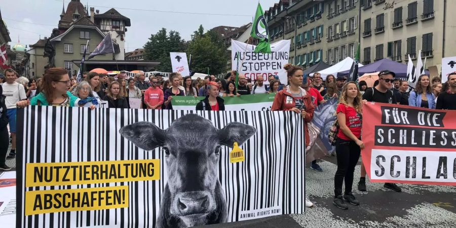 Mit Plakaten fordern die Demonstranten in Bern die Abschaffung der Nutztierhaltung.