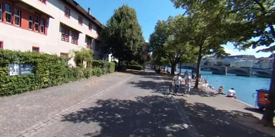 Die Rheinberme auf der Höhe des Museums Kleines Klingental in Basel.