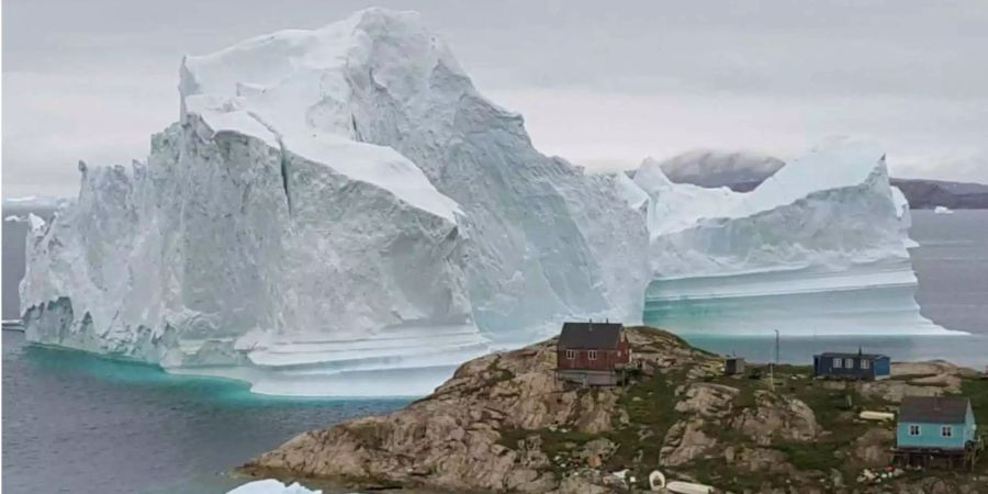 Der Eisberg ragt 90 Meter hoch aus dem Wasser.