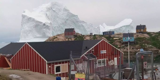 Unerwünschter Besuch vor der Haustüre: der Eisberg vor der Küste des Dorfes Innasuit. Unerwünschter Besuch vor der Haustüre: der Eisberg vor der Küste des Dorfes Innasuit.