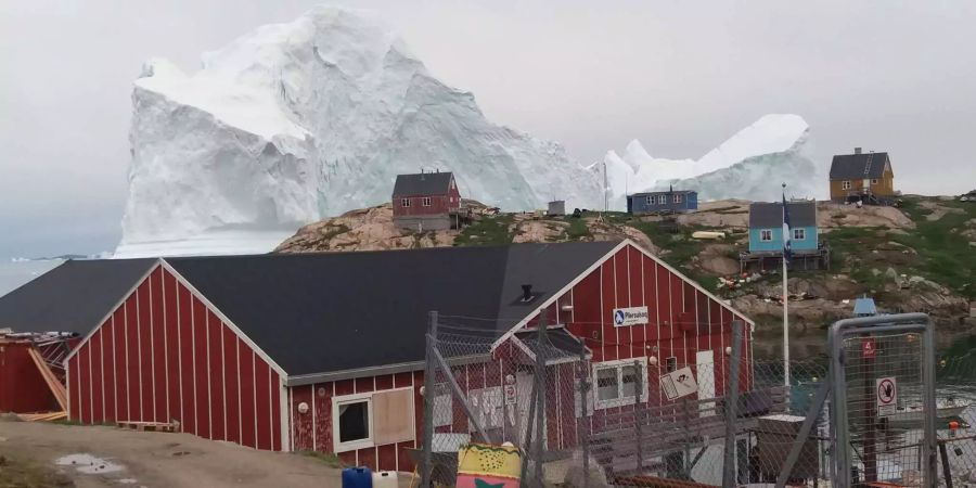 Unerwünschter Besuch vor der Haustüre: der Eisberg vor der Küste des Dorfes Innasuit.