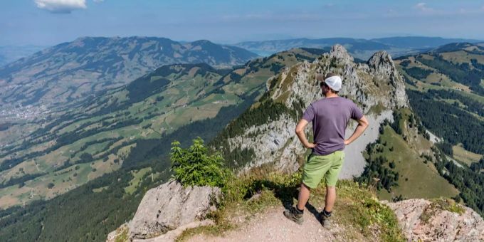 Ein Wanderer auf dem Grossen Mythen, einem Bergmassiv in den Schwyzer Alpen. Ein Wanderer auf dem Grossen Mythen, einem Bergmassiv in den Schwyzer Alpen.