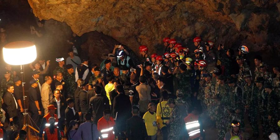 Rettungskräfte bei der Höhle.