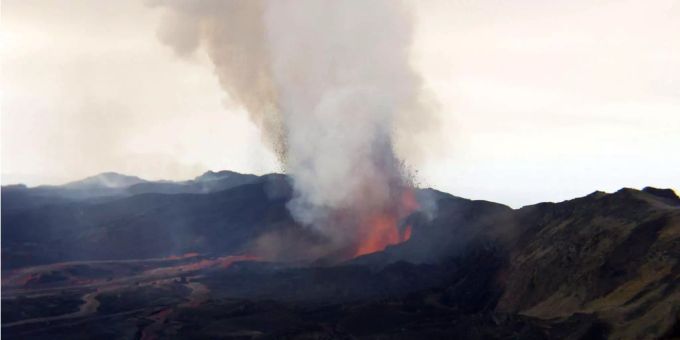 Der über 1124 Meter hohe Vulkan brach das letzte Mal im Oktober 2005 aus. Sein Krater ist einer der grössten der Welt. Der über 1124 Meter hohe Vulkan brach das letzte Mal im Oktober 2005 aus. Sein Krater ist einer der grössten der Welt.