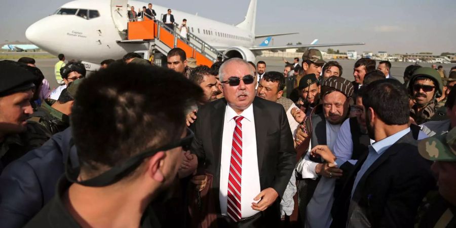 Der umstrittene afghanische Vizepräsident Abdul Raschid Dostum bei seiner Ankuft in Kabul.