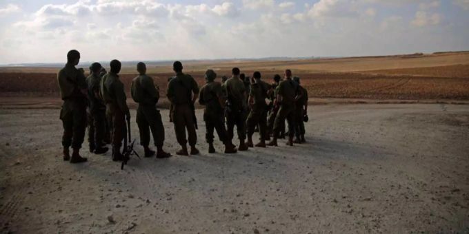 Israelische Militärs warten auf ihren Einsatz (Archivbild). israel