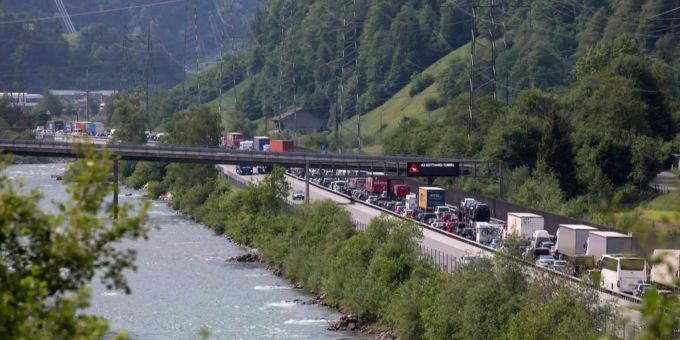 Stau nahe des San-Bernardino-Tunnels (Symbolbild). Stau nahe des San-Bernardino-Tunnels (Symbolbild).