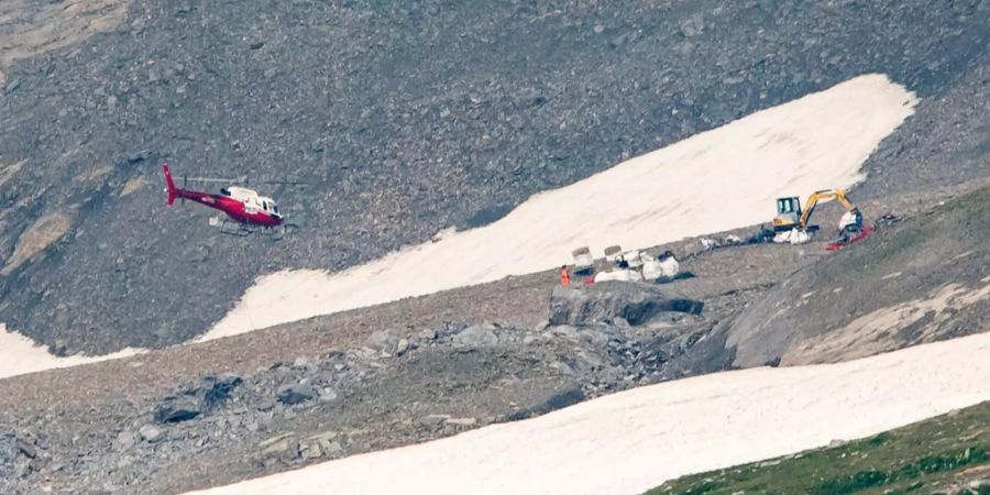 Ein Helikopter fliegt am Samstagnachmittag bei Flims GR über den Ort des Flugzeugabsturzes.