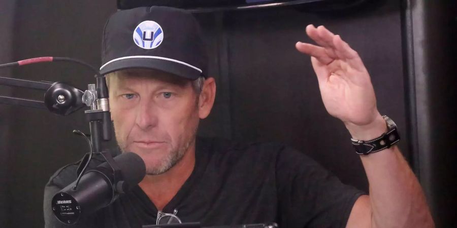 Lance Armstrong spricht in ein Mikrophon.