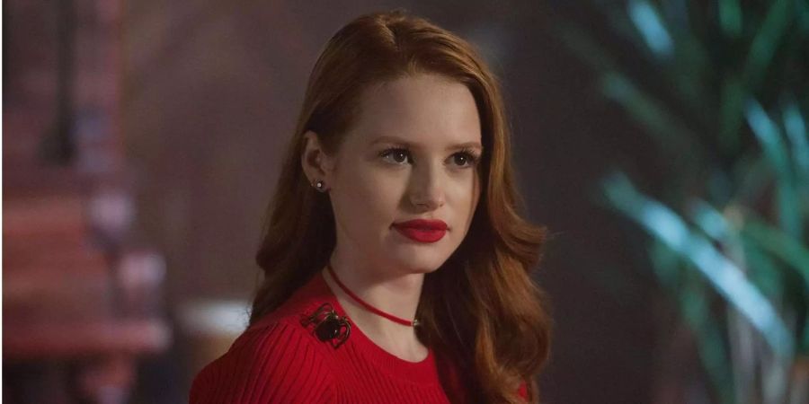 Besonders Cheryl Blossoms (Madelaine Petsch) Aufmachung ist es zu verdanken, dass der Rivredale-Gucker Regisseur Wes Anderson nicht aus dem Kopf kriegt.